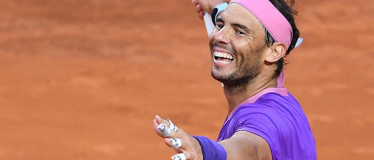 Nadal sonríe tras derrotar a Djokovic en la final de Roma.