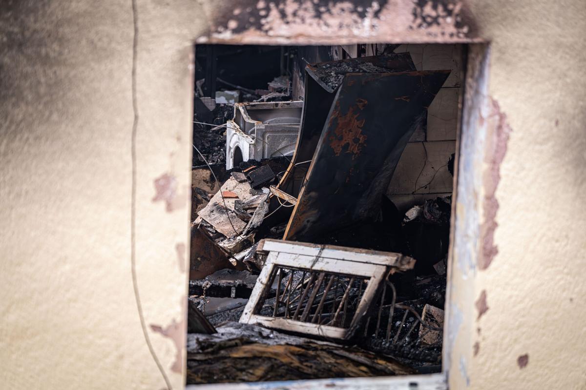 Barcelona, 12/04/2026  Barcelona. Una explosión por una bombona de butano deja ocho heridos y obliga a desalojar un edificio en Barcelona. Entrevistamos a una vecina que ha acogido en su casa a una familia con un bebé cuya vivienda quedó ayer calcinada por el incendio. AUTOR: MANU MITRU
