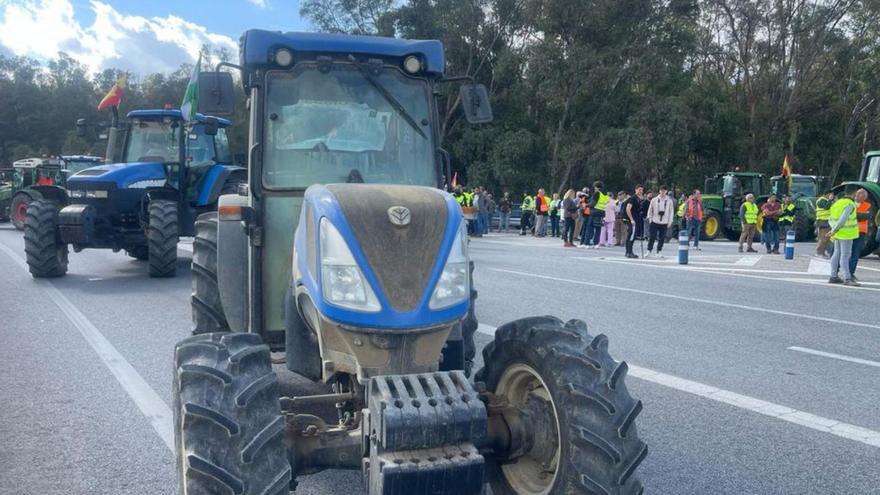 Unos 150 tractores se movilizan en el entorno del Guadalhorce