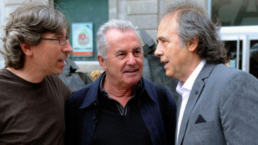 De izquierda a derecha, David Trueba, Víctor Manuel y Joan Manuel Serrat, ayer, en la plaza de la Escandalera.