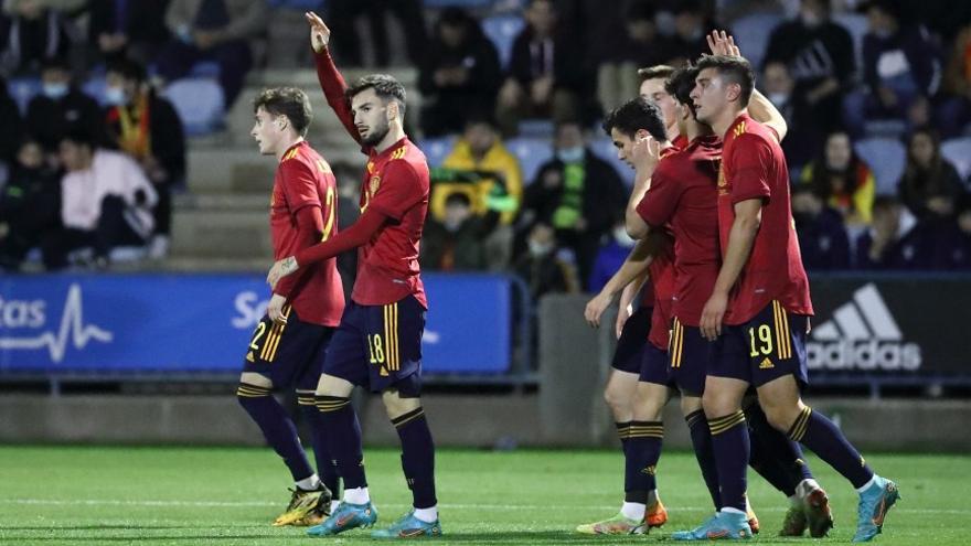 Álex Baena dedica el gol als familiars presents a l’estadi.