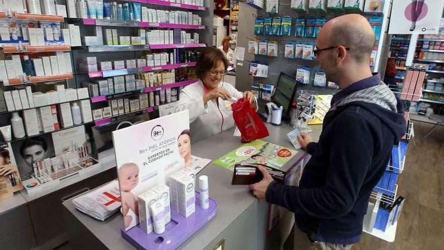 Dispensación de fármacos en una farmacia de Galicia.