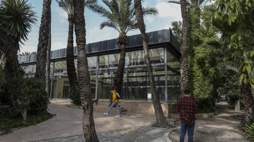 El local cerrado (arriba) y el boceto de cómo quedará uno de sus salones más conocidos. | M.SEGARA/ CASTAÑO ARQUITECTOS