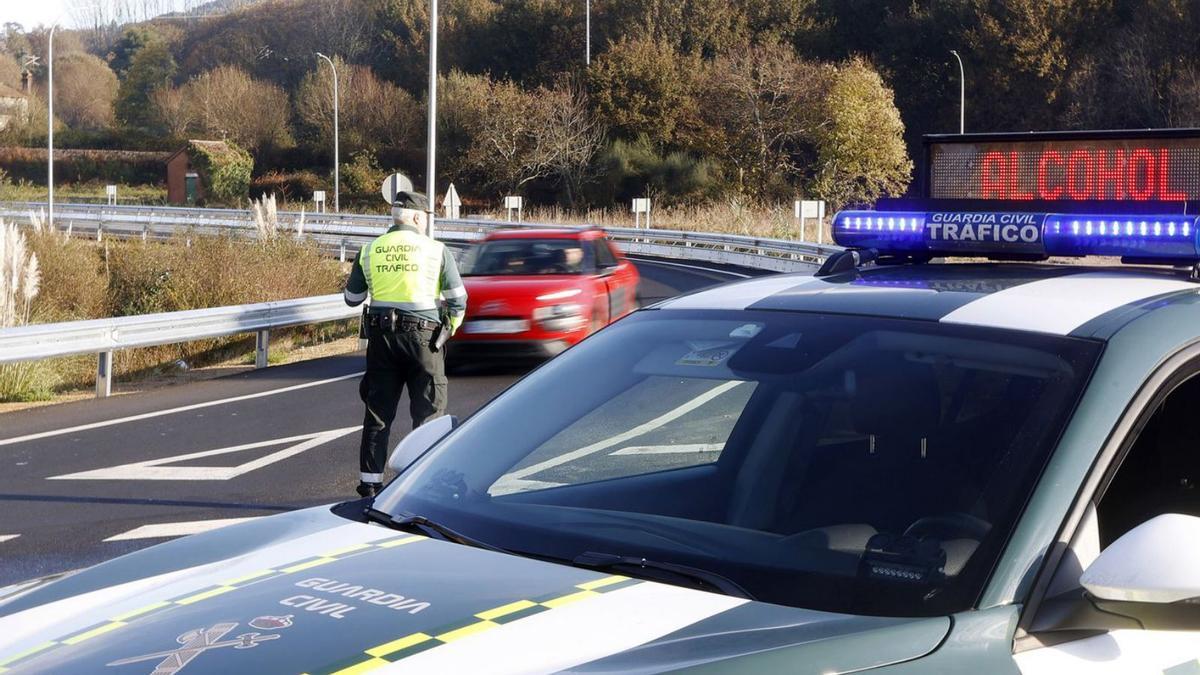 Guardia Civil de Tráfico durante un control de alcoholemia.