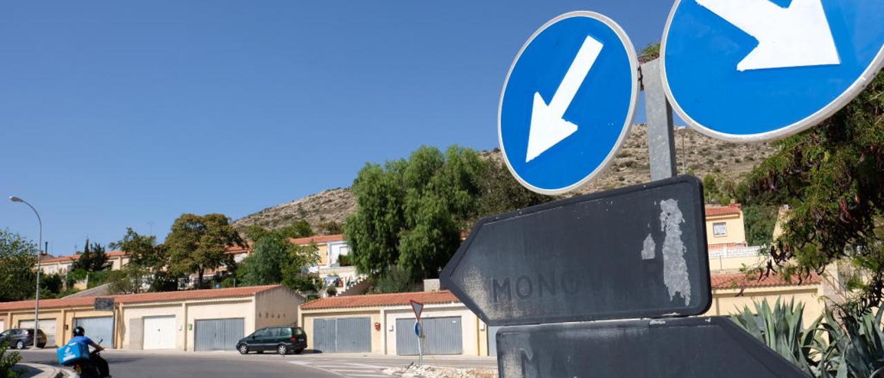 La señalización indicativa se encuentra en un estado lamentable en el casco urbano de Elda y genera confusión entre los conductores y peatones que visitan la ciudad.