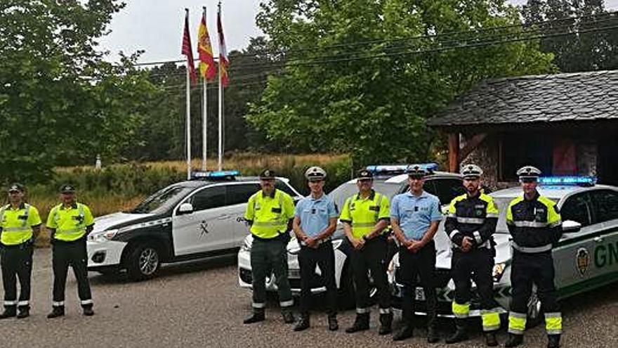 Varios miembros de la GNR y de la Gaurdia Civil intervinientes en la concentración de motos.