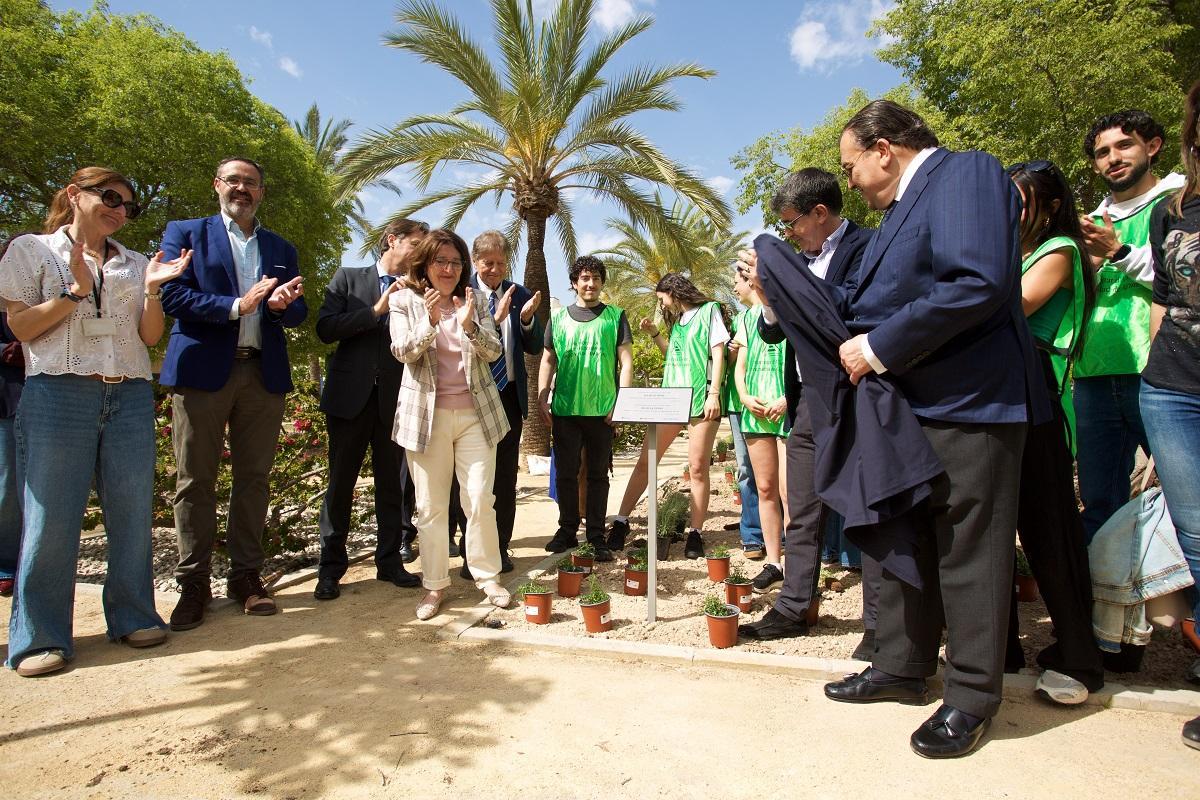La plantación de un árbol en el campus de la UA, este miércoles, por el Día de la Tierra
