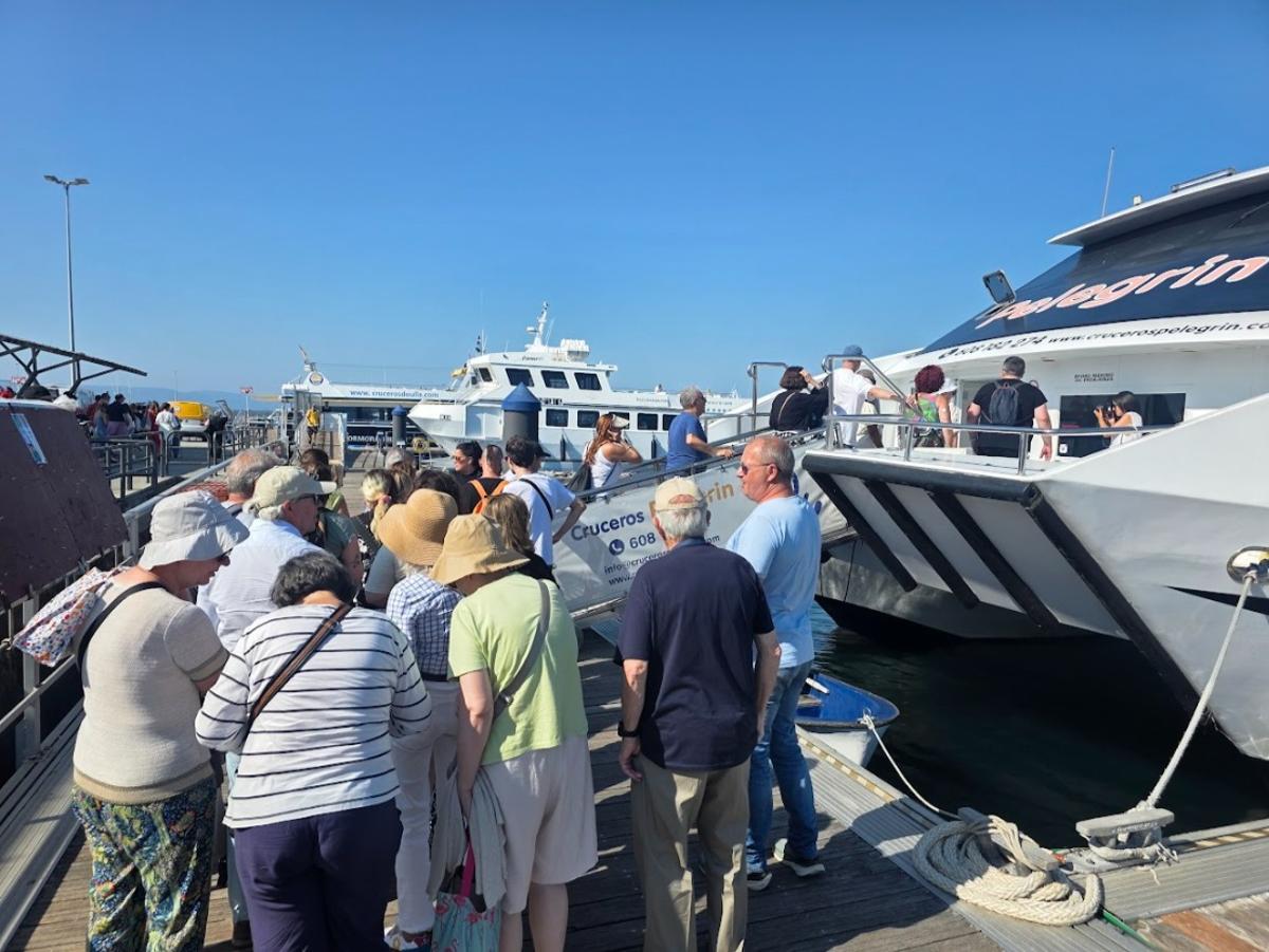 La actividad es intensa en la calles de O Grove, su puerto y sus barcos de pasaje.