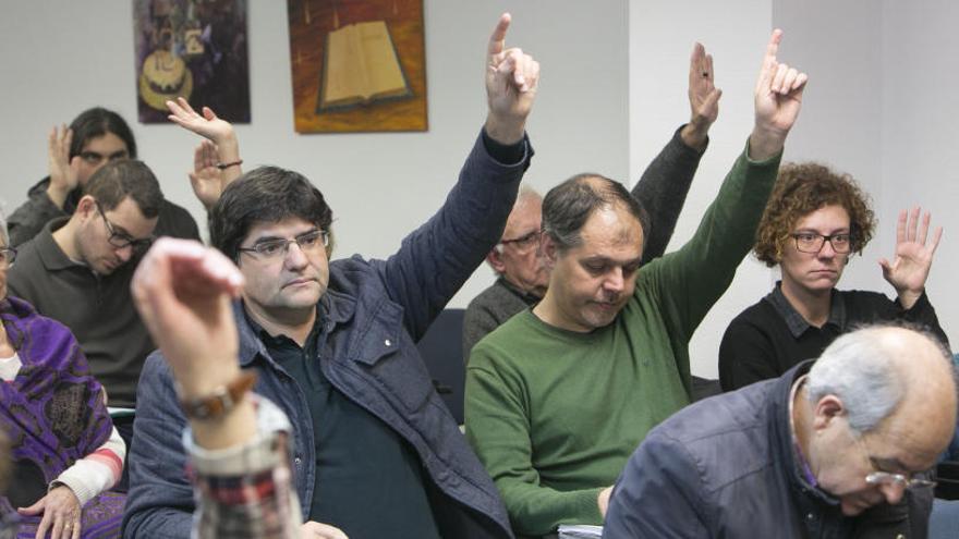 El portavoz de Guanyar, Miguel Ángel Pavón, junto a los ediles Víctor Domínguez y Marisol Moreno, en una asamblea de su formación