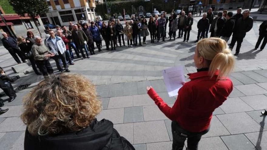 Diana López Antuña lee la declaración con motivo del Día de la Mujer en la plaza del Ayuntamiento de Mieres.