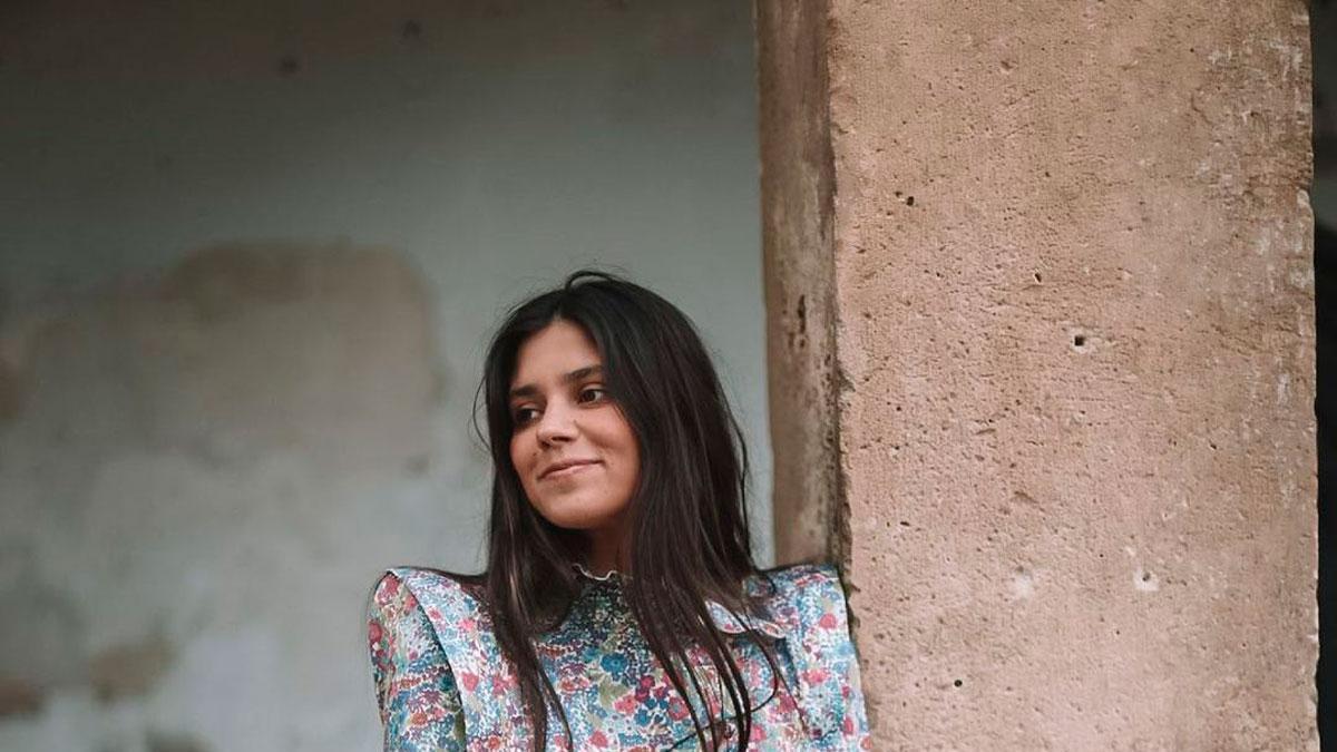 María García de Jaime con blusa con estampado floral de Inés Martín Alcalde