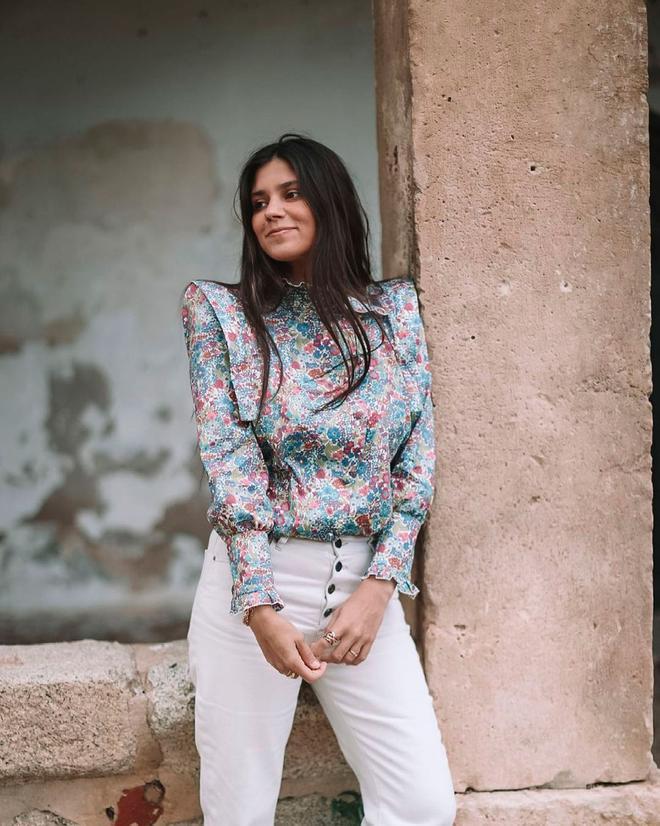 María García de Jaime con blusa con estampado floral de Inés Martín Alcalde