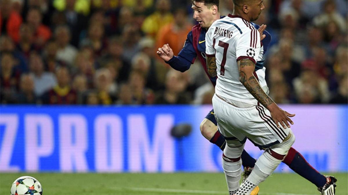 Boateng se ríe de sí mismo cuando revisa el regate que le hizo Messi en el Barça-Bayern (3-0) de Champions