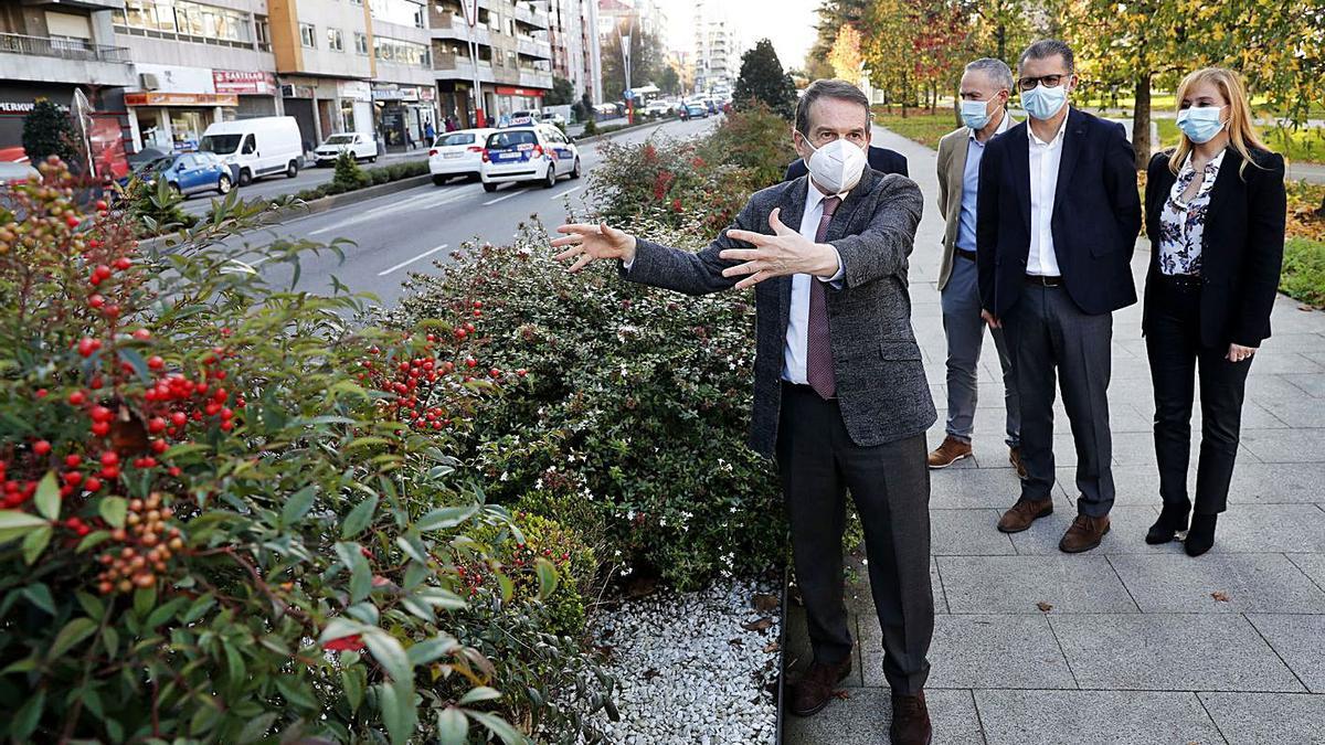 El alcalde Caballero, ayer en Avenida de Castelao, donde se instalará la Cabalgata de Reyes. |   // M. G. BREA