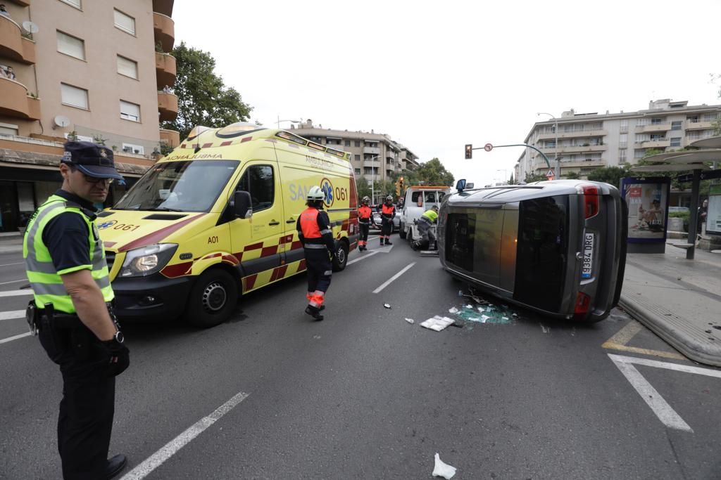 Rescatan al conductor de un coche volcado en la calle Eusebio Estada de Palma