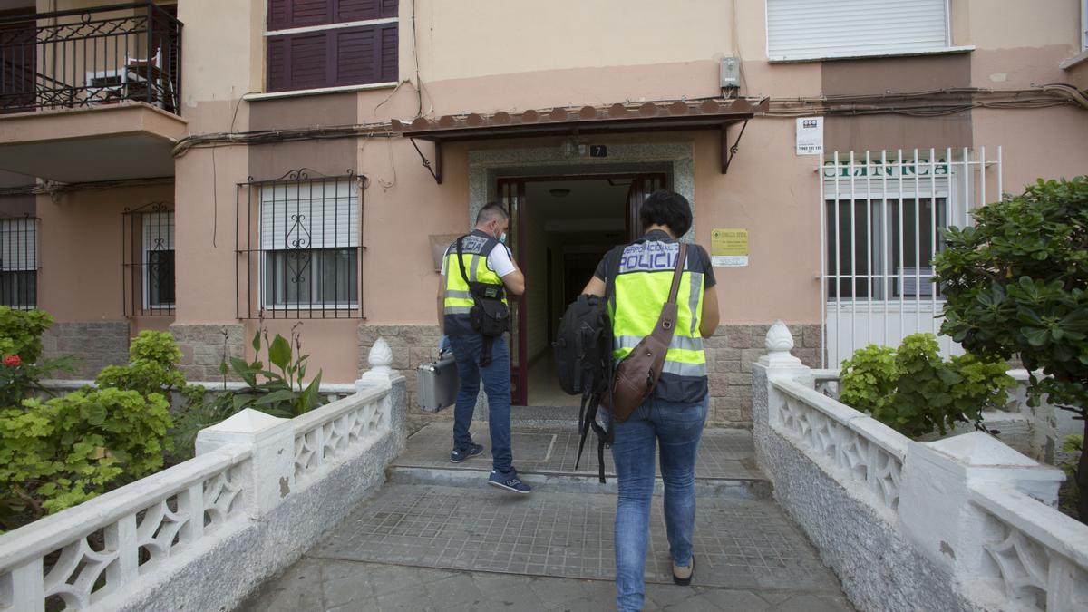La Policía Nacional y los servicios sanitarios logran salvar la vida de una mujer colgada del cuello en Alicante.