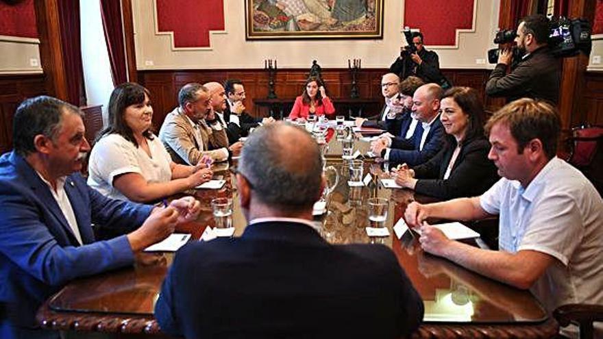 Alcaldes de la comarca, reunidos con la alcaldesa de A Coruña en María Pita, a finales de septiembre.