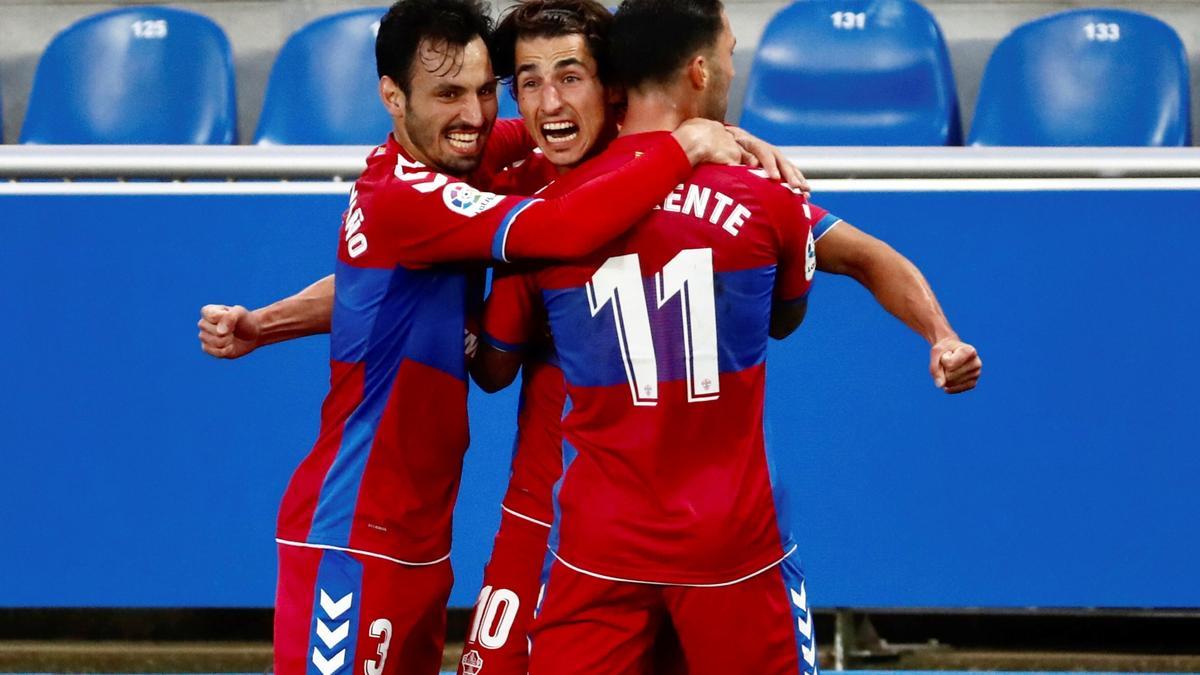 Pere Milla celebra con Sánchez Miño y Tete Morente su gol en Vitoria.