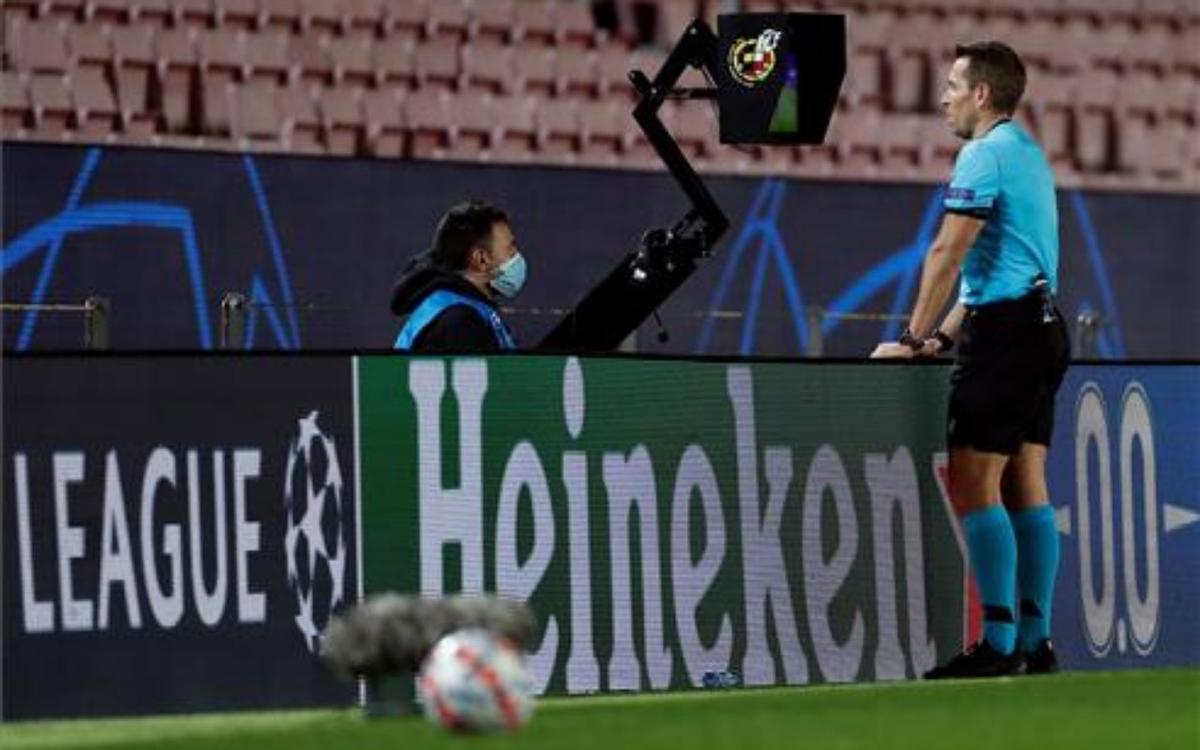 El arbitro aleman Tobias Stieler consulta el VAR durante el partido entre el Barcelona y el Juventus