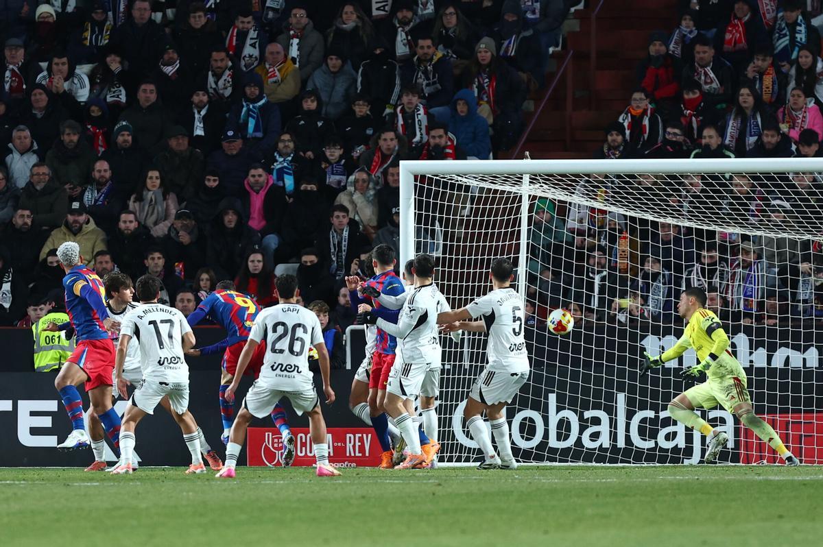 Ronald Araújo va fer el segon en la sortida d'un córner servit per Marcus Rashford