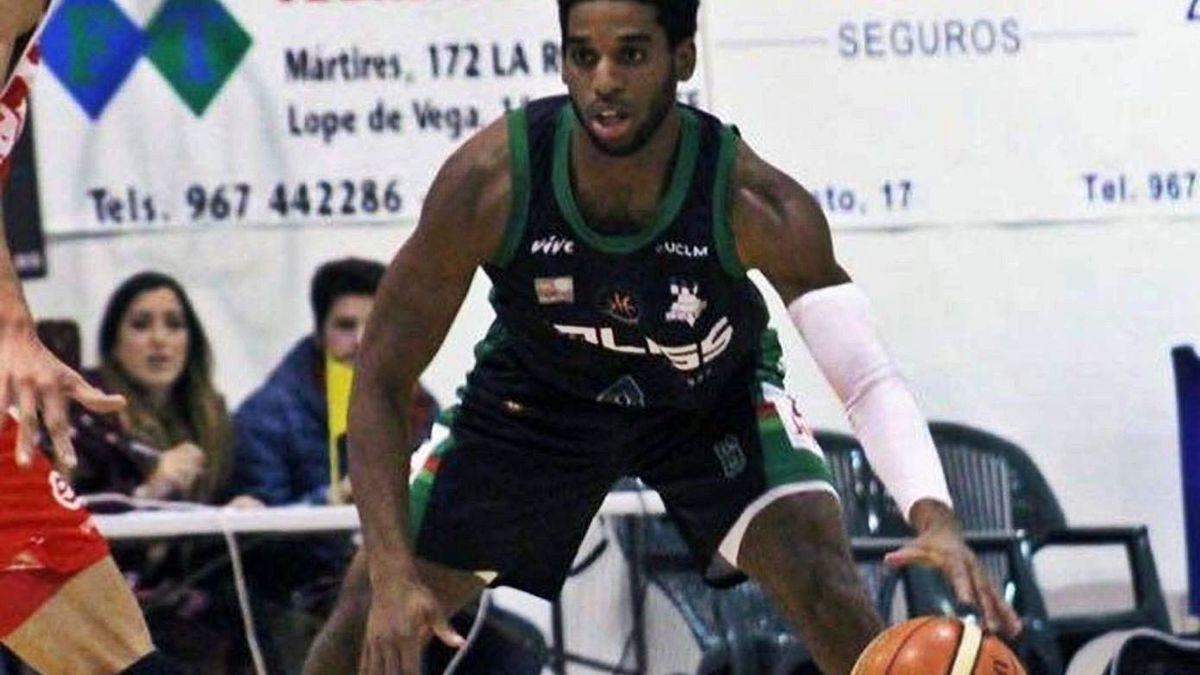 Jabulani Newby, en un partido con el Algeciras.