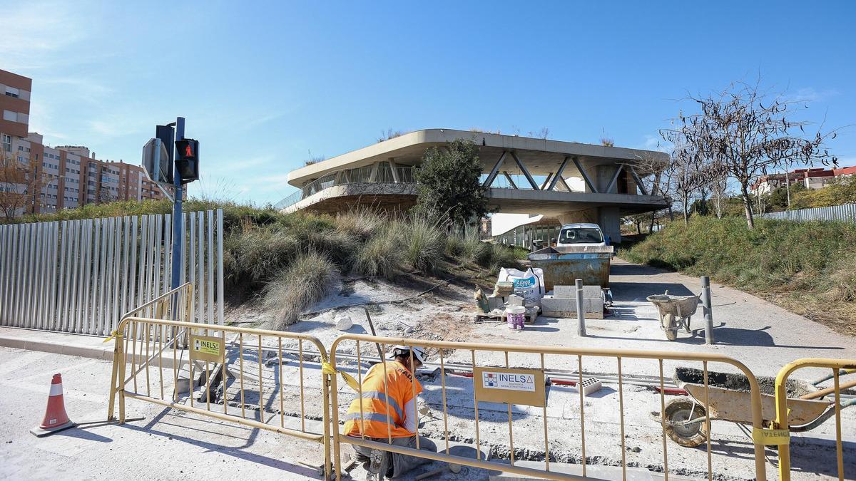 Inician las obras en el observatorio de Medio Ambiente de Alicante, un edificio tan singular como abandonado.