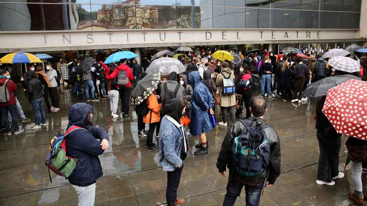 Protesta frente al Institut del Teatre para denunciar presunto acoso sexual y abuso de poder.