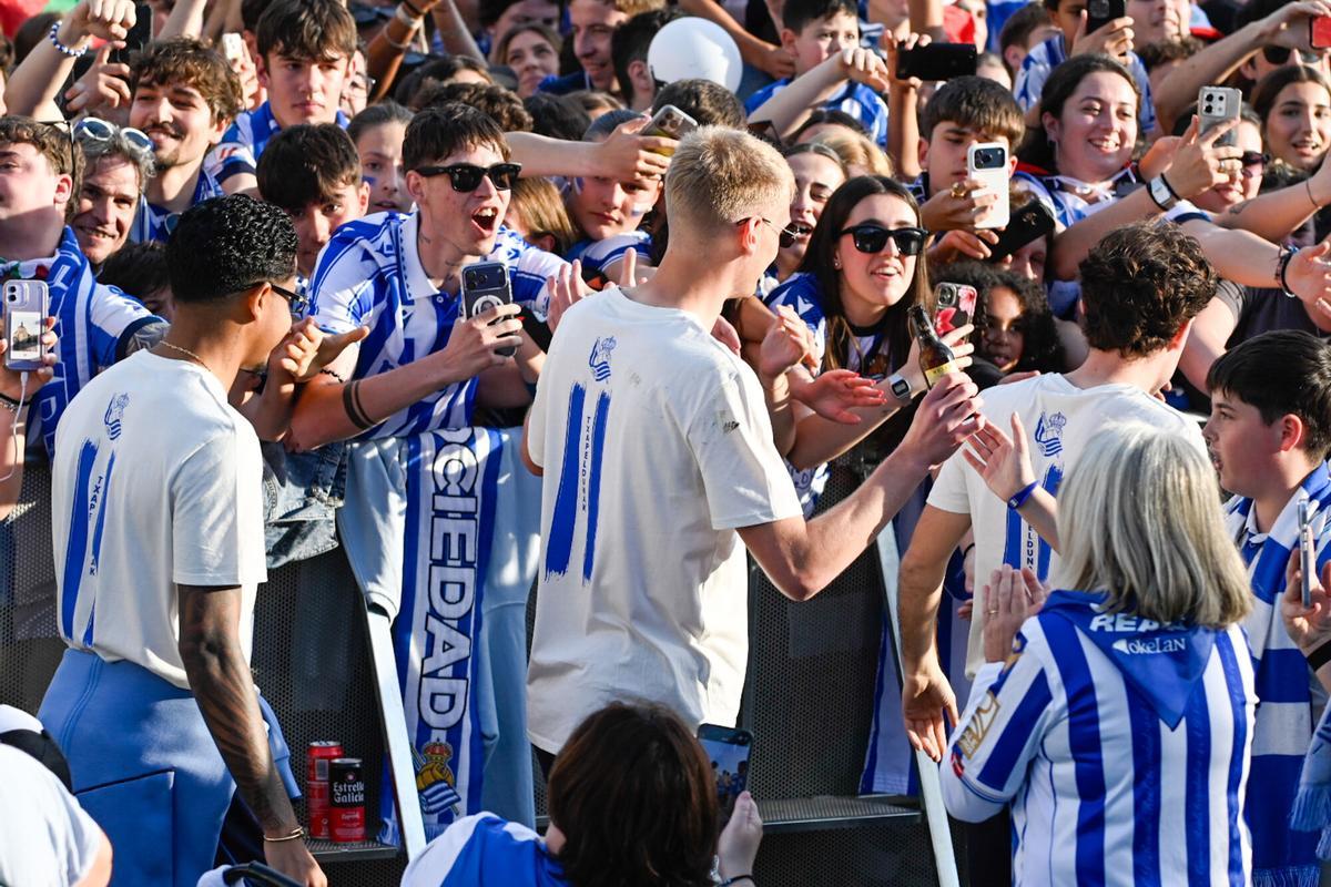 Varios aficionados de la Real Sociedad durante la celebración del equipo por la victoria en la Copa del Rey Varios aficionados de la Real Sociedad durante la celebración del equipo por la victoria en la Copa del Rey
