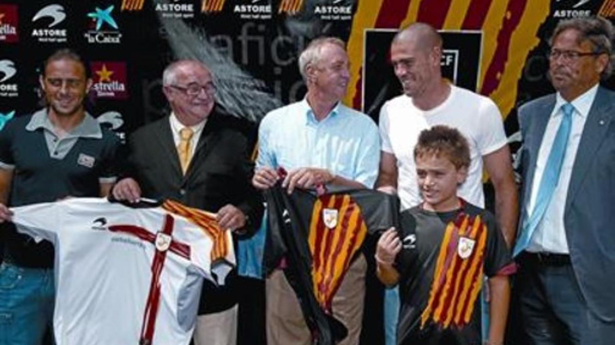Benach, Valdés, Cruyff, Casals y García con las nuevas camisetas.