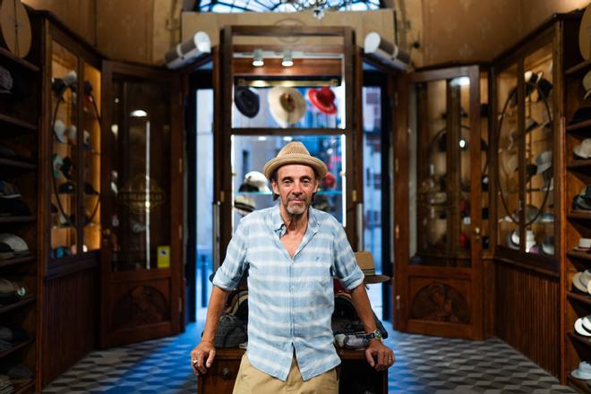 Franklin Graux, fundador de las sombrererías UP Headwear del centro de Barcelona: "Salir a la calle sin sombrero es como salir sin zapatos"