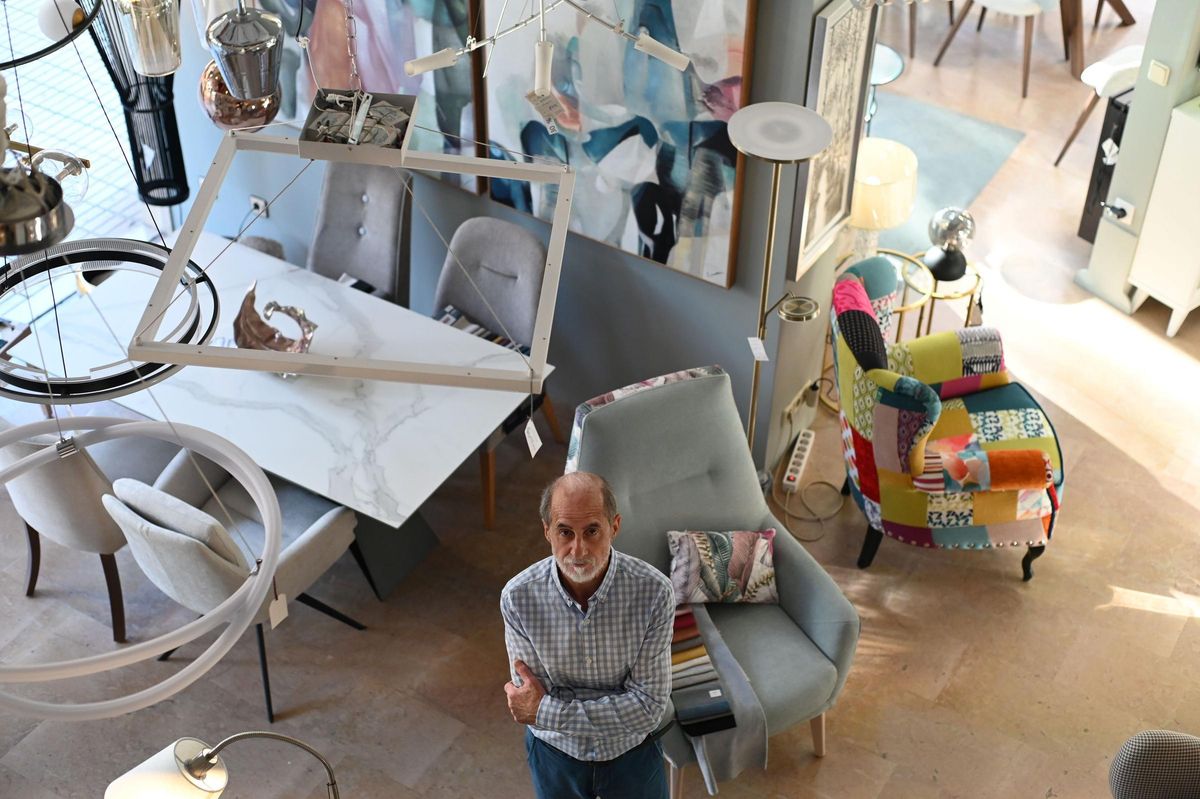 Rafael Allo, en su tienda de muebles de Zaragoza.