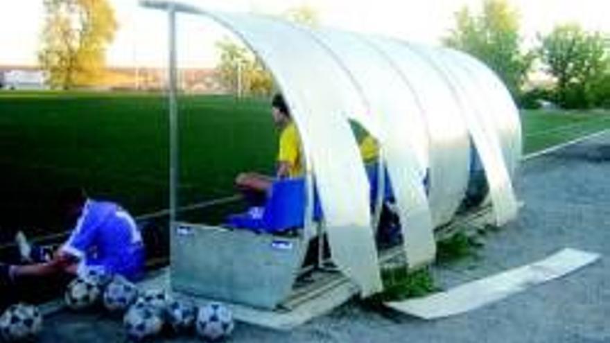 Pobre imagen en el campo de cesped artificial del polideportivo