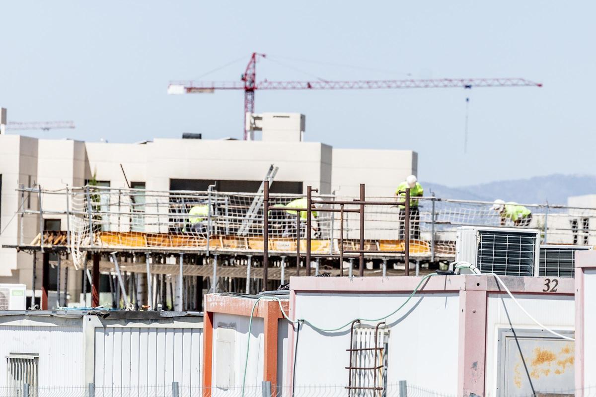 Archivo - Varios obreros trabajan en la construcción de una vivienda nueva
