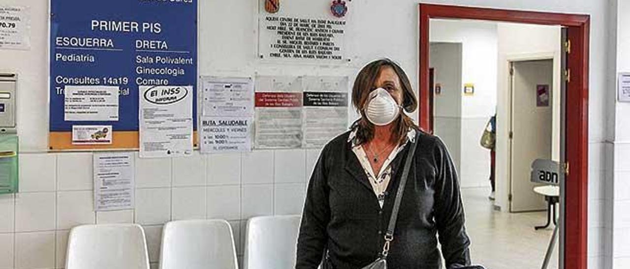 Una mujer con una mascarillas en el centro de salud de MarratxÃ­ al comienzo de esta crisis.