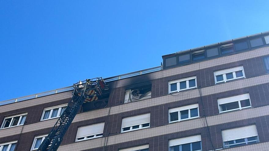El día después del devastador incendio en un octavo piso de la calle Ramón y Cajal de Gijón: "Fue un susto tremendo y la vivienda ha quedado calcinada"