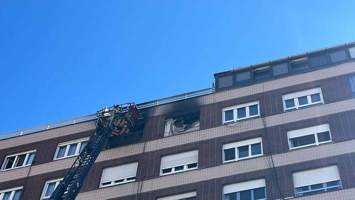 Los Bomberos trabajan en la vivienda incendiada anoche en Gijón: las llamas comenzaron en un octavo piso de la calle Ramón y Cajal
