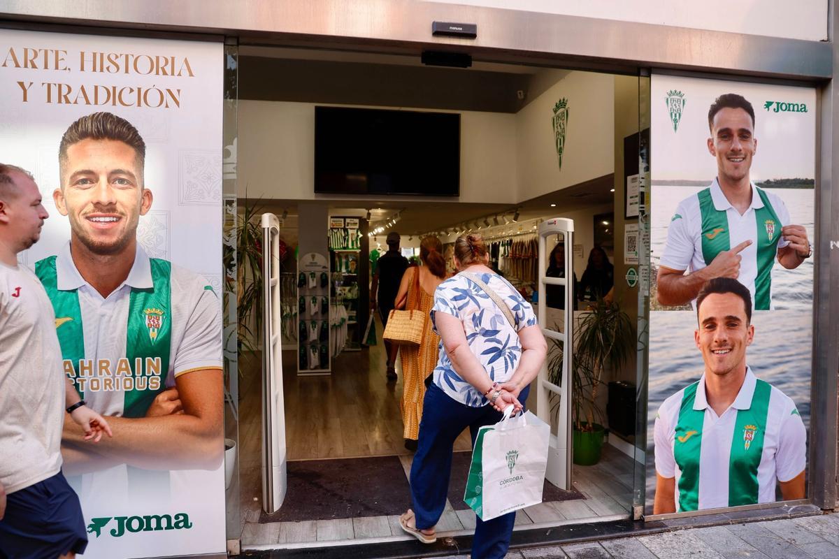 Fachada de la tienda del Córdoba CF con las fotos de Isma Ruiz y Diego Bri con la primera equipación de la nueva temporada.