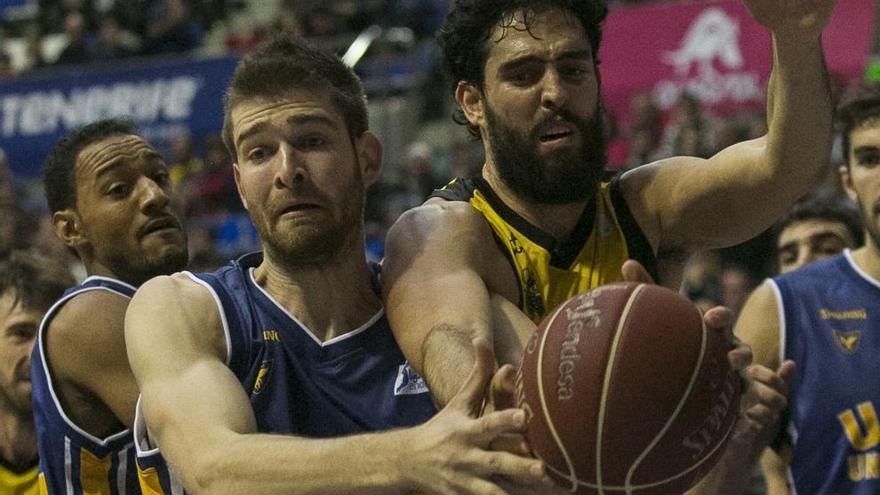 Nemanja Radovic pelea un balón con Javier Beirán bajo el tablero.