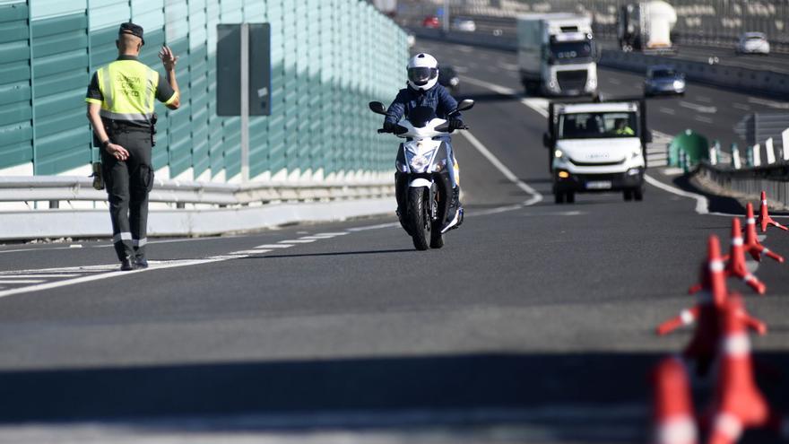 Muere un motorista arrollado por varios coches en la A-30