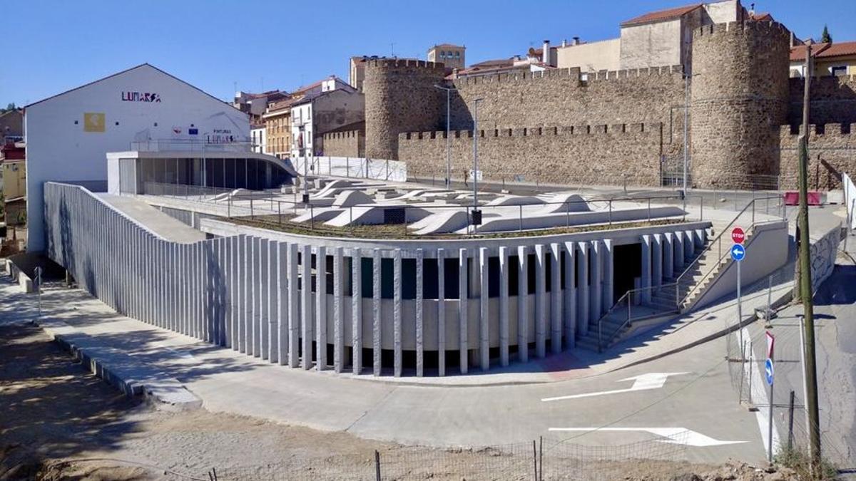 Aparcamiento del puente Trujillo, obra de la arquitecta que redactará el proyecto del molino.