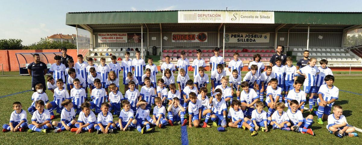Imagen de grupo de los niños y niñas que toman parte en el campus del equipo coruñés, a mediodía de ayer, en Outeiriño. | // BERNABÉ/ JAVIER LALÍN