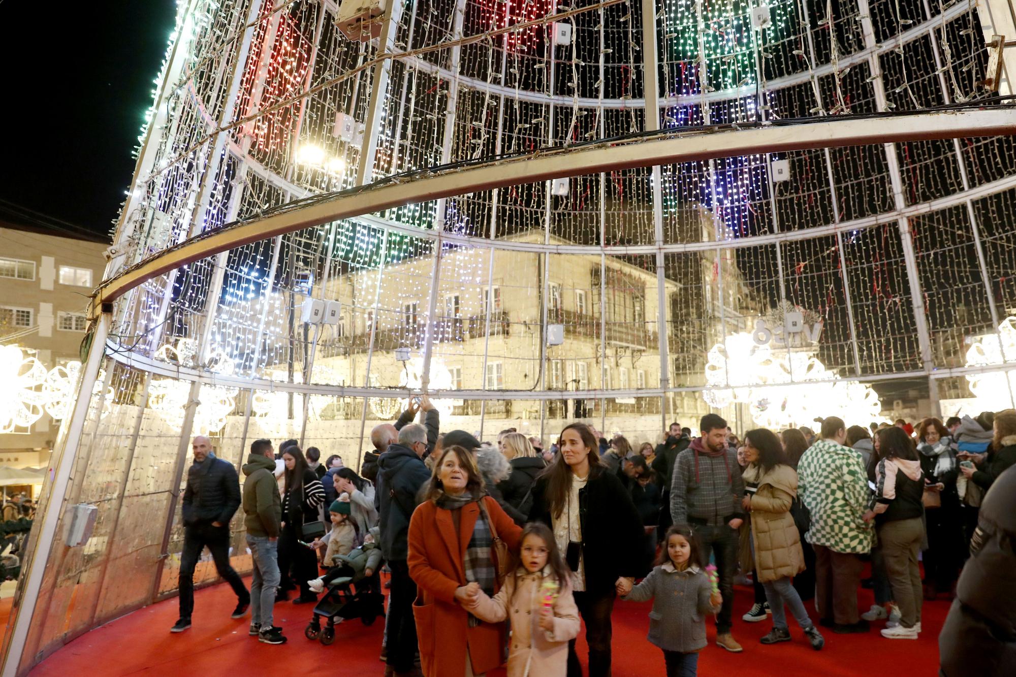 El puente y las luces abarrotan el centro de la ciudad