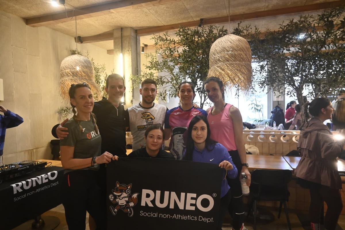 En imágenes | Runneo, el club de 'running' más viral de Zaragoza que mezcla carreras con 'cachondeo'