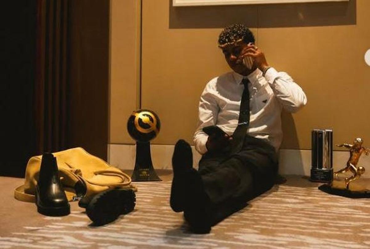 El barcelonista Lamine Yamal, en Dubai, con la colección de trofeos que conquistó.