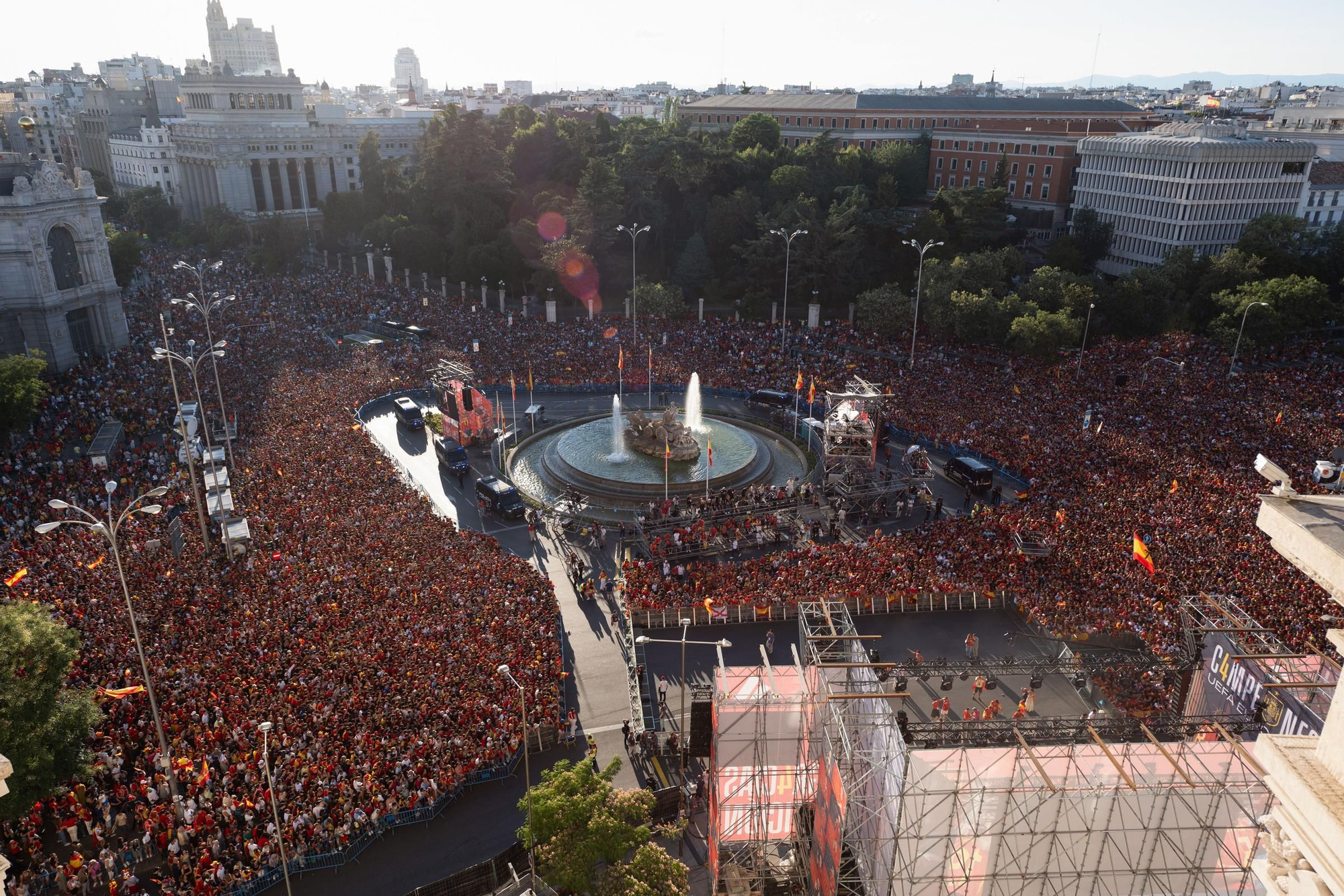 Imatges de la celebració a Cibeles i de les recepcions a la Moncloa i la Zarzuela