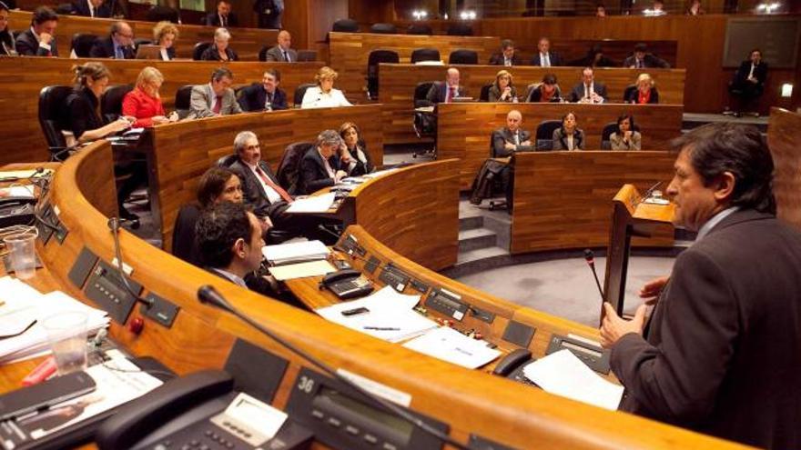 El presidente regional, Javier Fernández, durante su intervención en el hemiciclo, en el Pleno de ayer.