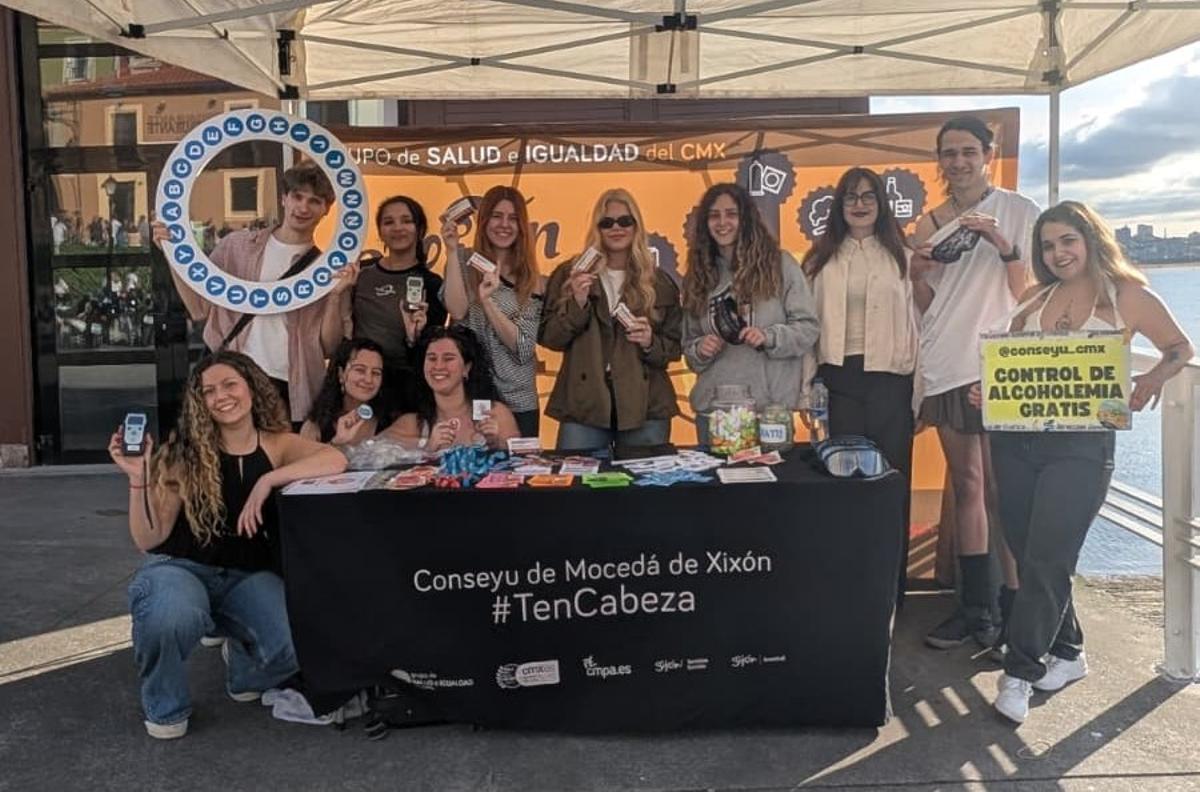 Los integrantes del Conseyu de la Mocedá, esta tarde, frente a la Cuesta del Cholo.
