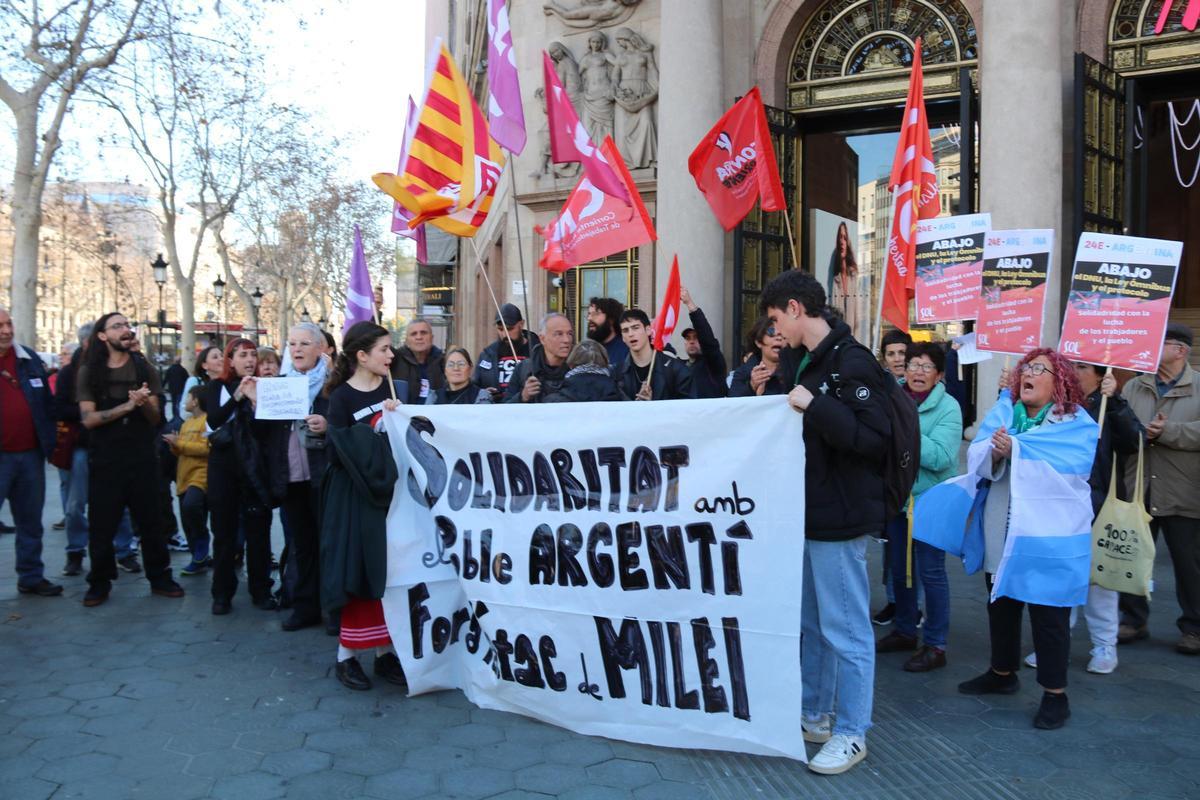 Concentració davant el consolat argentí a Barcelona