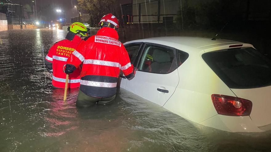 Los bomberos han tenido que intervenir para rescatar un coche que se había quedado atrapado por el agua en la calle del Riu, en la zona de Molí Nou, muy propensa a inundarse.