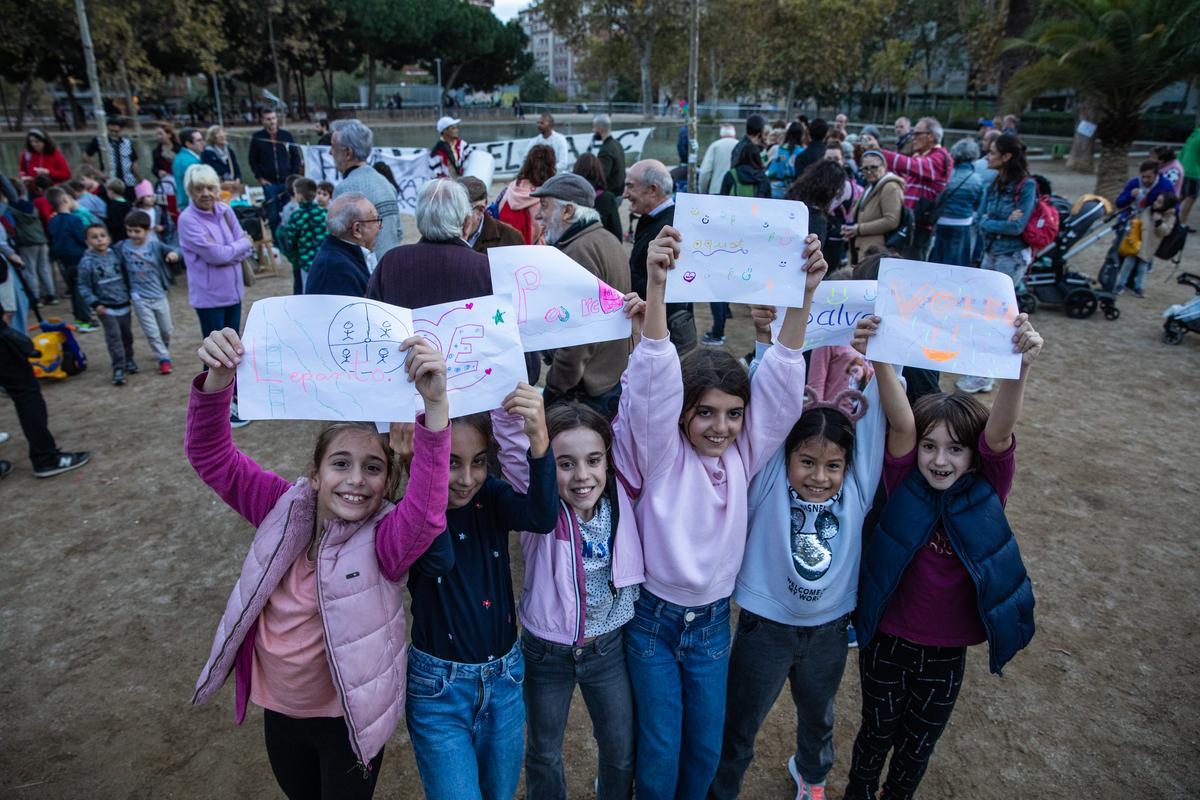 Protesta disfrazada de verbena contra la instalación del mercado de Estrella en los jardines de Baix Guinardó